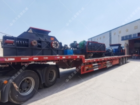 1200*1200雙齒輥破碎機，兩臺900*900軌道移動雙齒輥破碎機發(fā)往云南